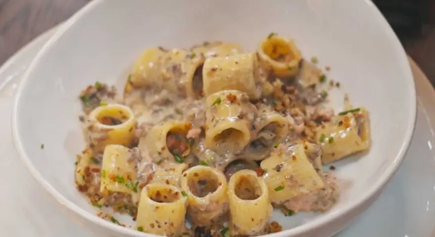 En krämig salsicciapasta med svamp och örter, en rätt som Benjamin skulle älska.