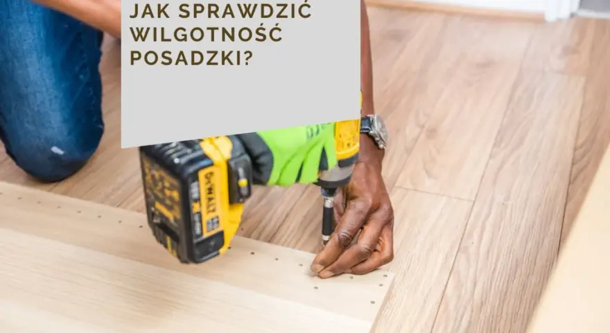 Sprawdzanie wilgotności posadzki pod panele jest kluczowe. Mężczyzna w rękawicach używa wkrętarki do montażu.
