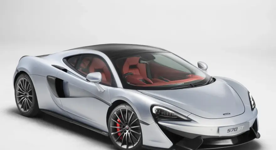 Srebrny McLaren 570GT z czerwonym wnętrzem. Zastanawiasz się nad mclaren cena?