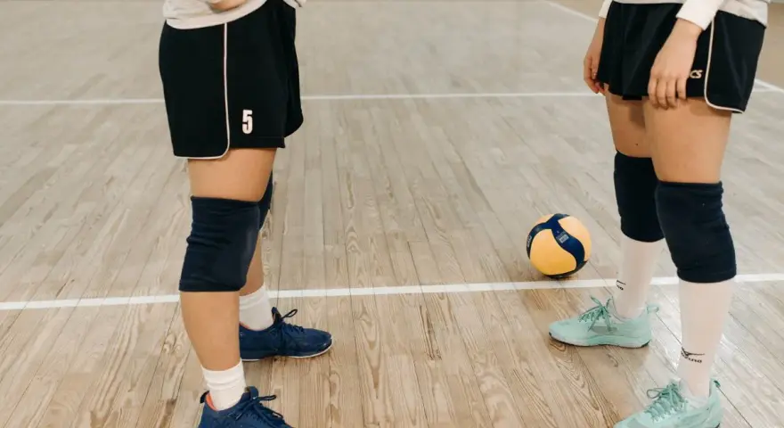 Dwie siatkarki na parkiecie, piłka między nimi. Czy to początek najdłuższego setu w siatkówce?