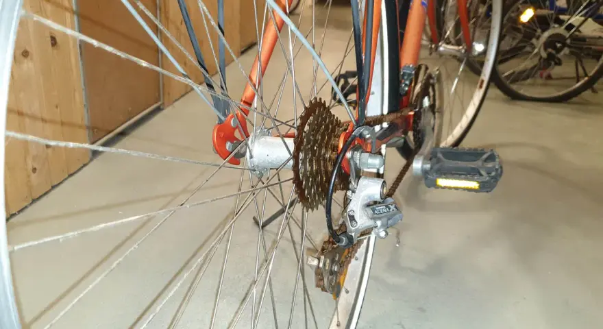 Detaljbild av cykelns bakhjul med kassett och växel. Förbereder för att byta bakhjul på cykeln med 3 växlar.