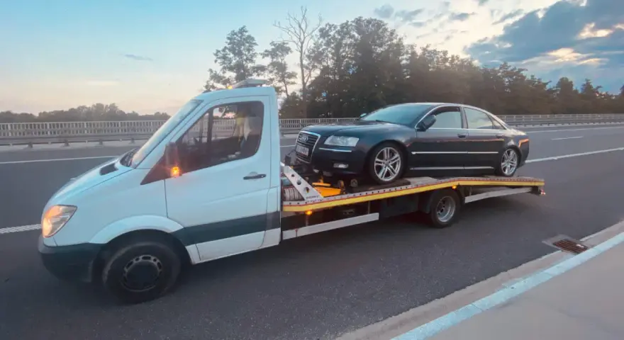 Autolaweta z Audi A8 na pokładzie. Zastanawiasz się, jakie prawo jazdy jest potrzebne do jej prowadzenia?