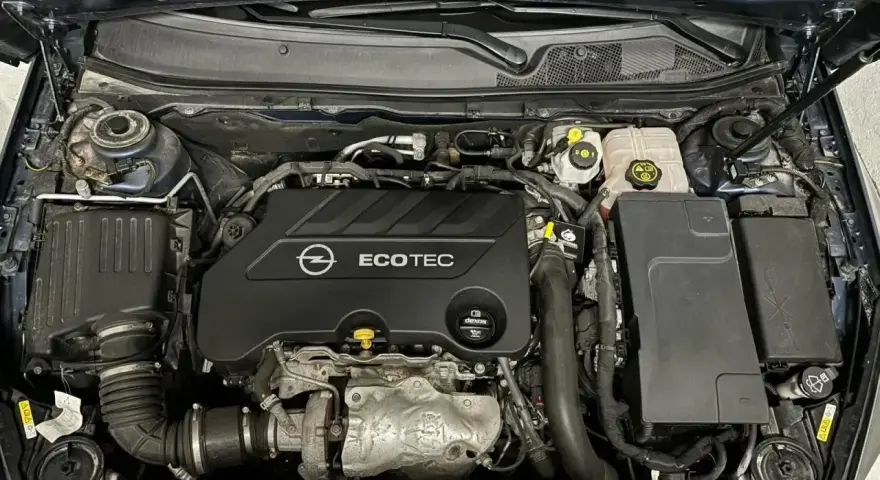 Silnik Opel Insignia 2.0 CDTI, gotowy do wymiany oleju. Widoczna osłona Ecotec i turbosprężarka.