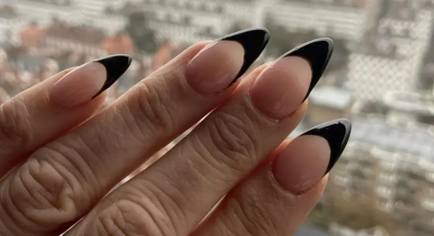 Schwarze French Nails: Dein Guide für angesagte Designs & DIY-Tricks