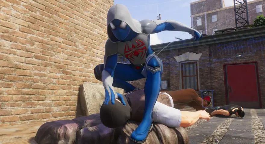 Spider-Man w nowym stroju obezwładnia przeciwników. To scena z gry Spider-Man 2 poradnik, gdzie każdy ruch ma znaczenie.