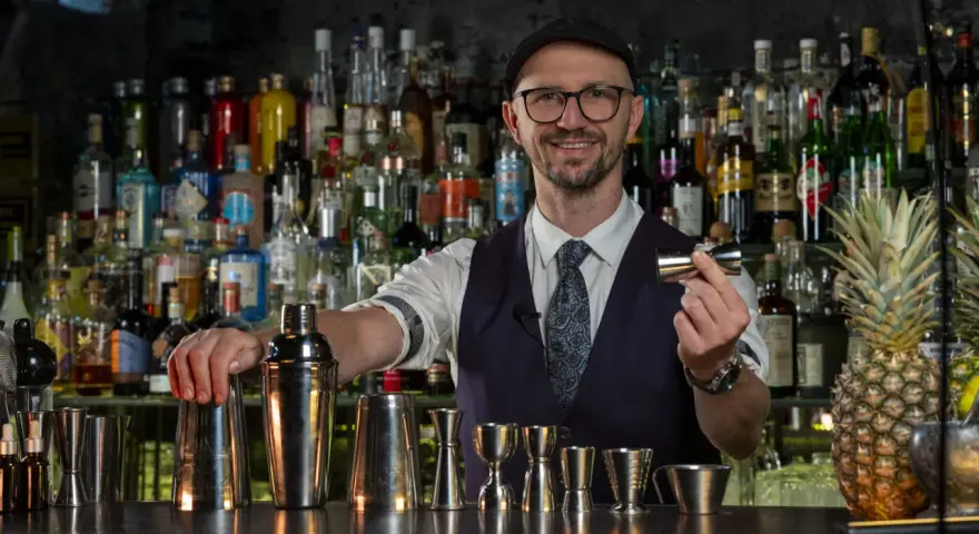 Ile zarabia barman w hotelu? Przewodnik po pensjach 2025