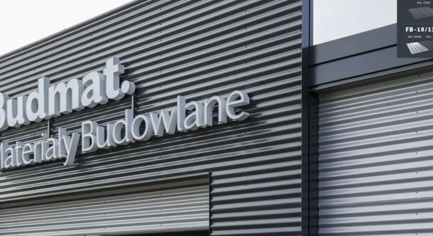 Nowoczesna elewacja z blachy falistej budynku Budmat. Materiały Budowlane.