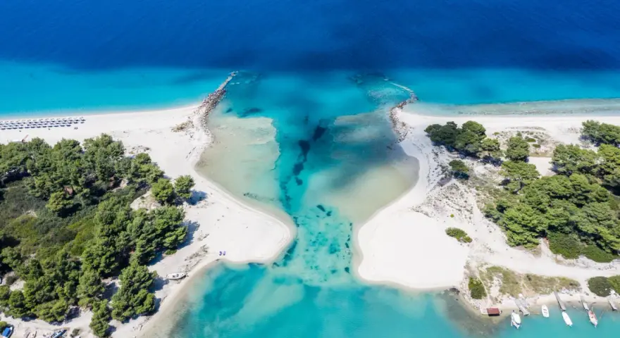 Widok z lotu ptaka na turkusowe wody i białe plaże. Czy Chalkidiki warto? Tak, dla takich widoków!