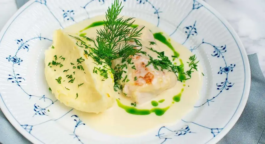 Ugnsbakad torskrygg med krämig sås, potatismos och dill. En klassisk svensk rätt som smakar ljuvligt.