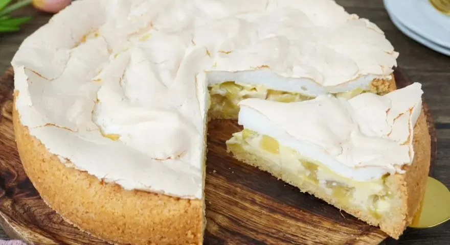 Ein saftiger Rhabarber Baiser Kuchen mit knusprigem Boden und luftiger Baiserhaube. Ein Genuss für jeden Kaffeetisch.