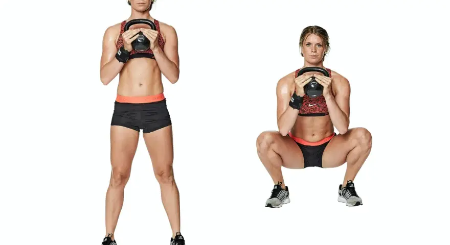 En kvinna utför en goblet squat med en kettlebell. Hon står först upprätt med vikten framför bröstet, sedan böjer hon sig ner i en djup knäböj.
