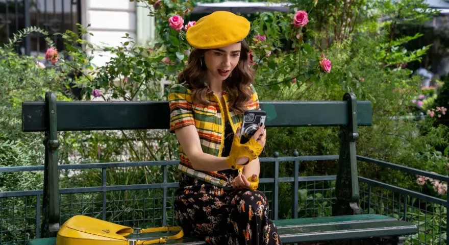 Mujer con boina amarilla y bolso, rodeada de rosas, capturando el momento. ¡Pura esencia de cosas típicas francesas!