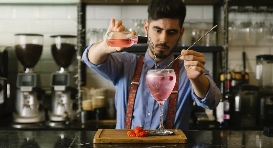 Ile zarabia barman w Warszawie? Sprawdź, jak zwiększyć dochody