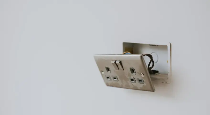 Enchufe con interruptor abierto, mostrando cables. Guía visual para como conectar un enchufe interruptor y bombilla.