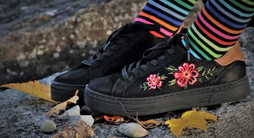 Jakie skarpetki do sneakersów – unikaj błędów w stylizacji