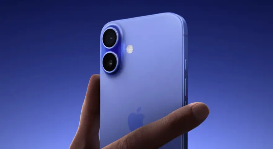 Dłoń trzyma niebieski iPhone 11.