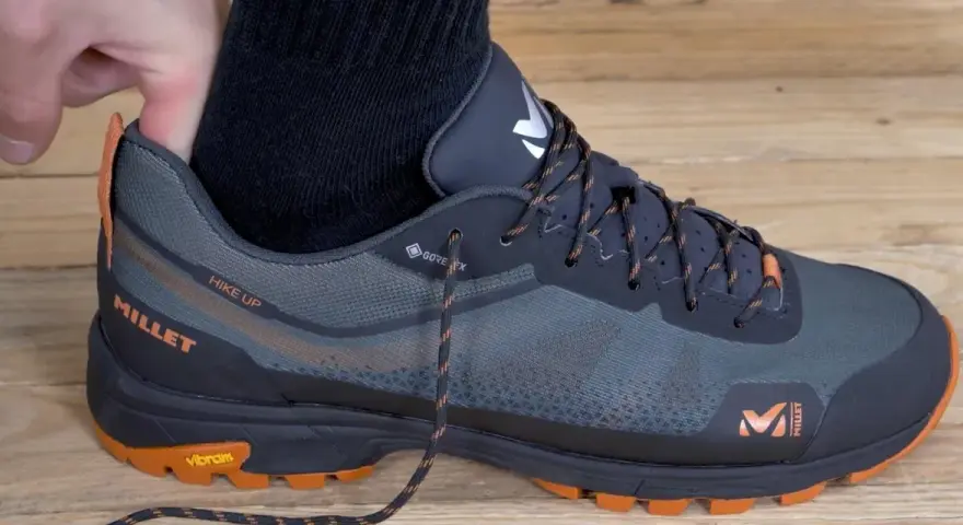 Test de chaussure de randonnée Millet. Faut-il prendre une pointure au-dessus pour marcher ? Le pouce vérifie l'espace avant le gros orteil.