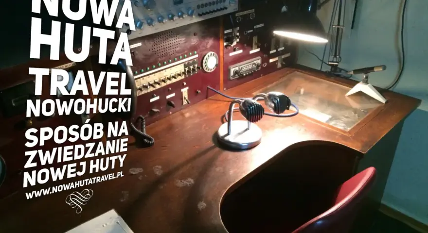 Biurko z retro sprzętem, lampką i mikrofonem. Odkryj podziemną Nową Hutę z Nowa Huta Travel.