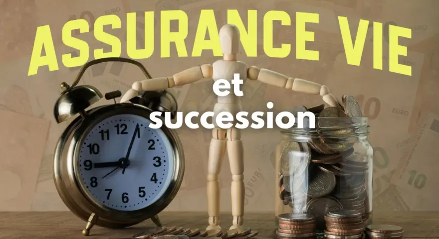 Assurance vie et succession : une horloge, une tirelire pleine de pièces et un mannequin symbolisent la planification financière et la transmission de patrimoine.