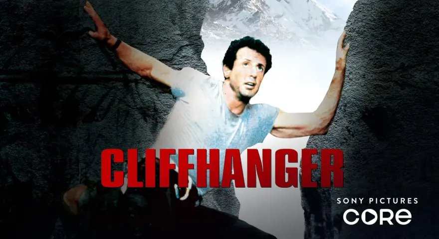 Sylvester Stallone in una scena mozzafiato di Cliffhanger, la serie tv che ti tiene col fiato sospeso tra le vette innevate.