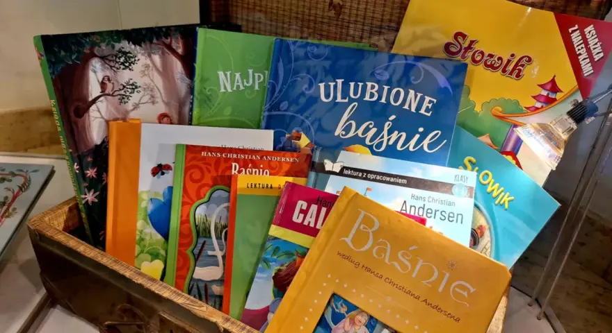 Książki z baśniami Andersena ułożone w kufrze. Wśród nich "Najpiękniejsze baśnie", "Ulubione baśnie" i "Słowik".