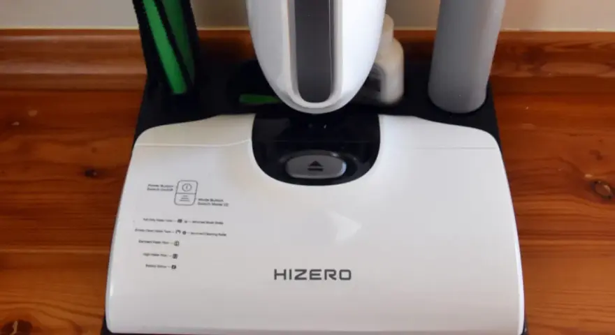 Biały odkurzacz podłogowy Hizero na czarnej podstawie, z zieloną szczotką.