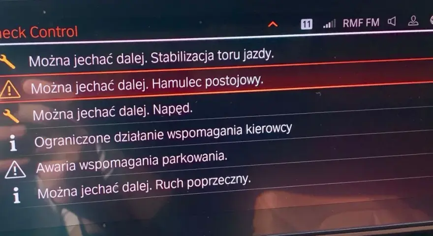 BMW: Można jechać dalej. Stabilizacja toru jazdy. Hamulec postojowy. Jedź wolno, by zachować kontrolę.