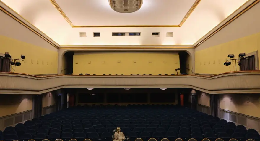 Leere Reihen im Babylon Kino Berlin. Ein Mann sitzt allein in der Mitte und wartet auf den Film.