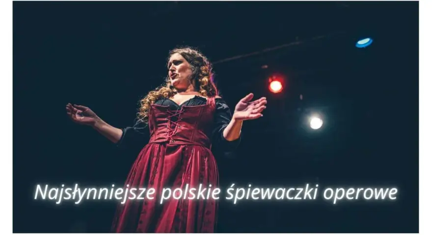 Wybitny polski śpiewak operowy w historycznym stroju na scenie, z rękami uniesionymi w geście.