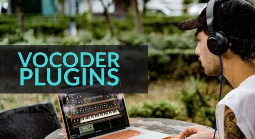 Mann mit Kopfhörern und Tätowierung am Arm arbeitet draußen an einem Laptop, auf dem Vocoder Plugins angezeigt werden.