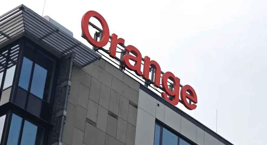 Na dachu budynku widnieje czerwony napis "Orange". Czy to tylko nazwa firmy, czy może symbol, że niektórzy oszuści wykorzystują tę markę do swoich niecnych celów?