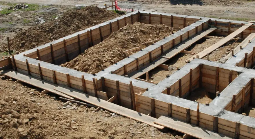 Zbrojenie ławy fundamentowej 40x60 w drewnianym szalunku, gotowe do zalania betonem.