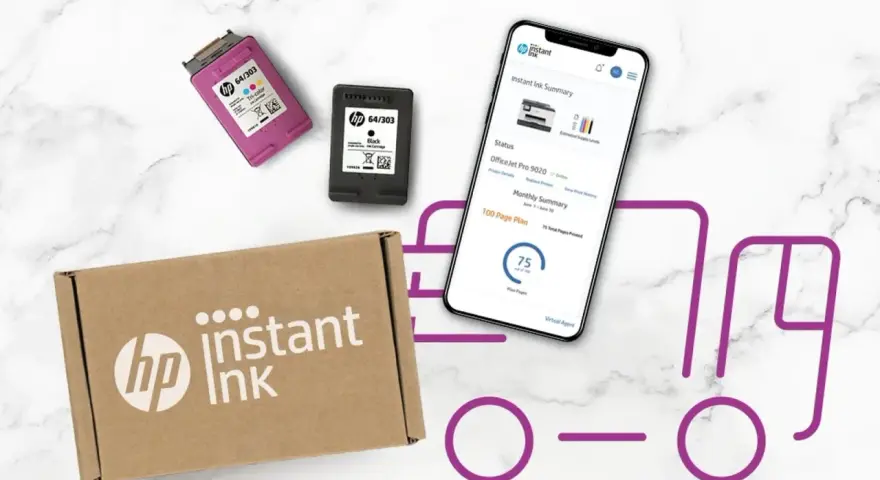 Pudełko z tuszami HP Instant Ink, obok kolorowy i czarny wkład, a na ekranie telefonu podsumowanie planu 100 stron.