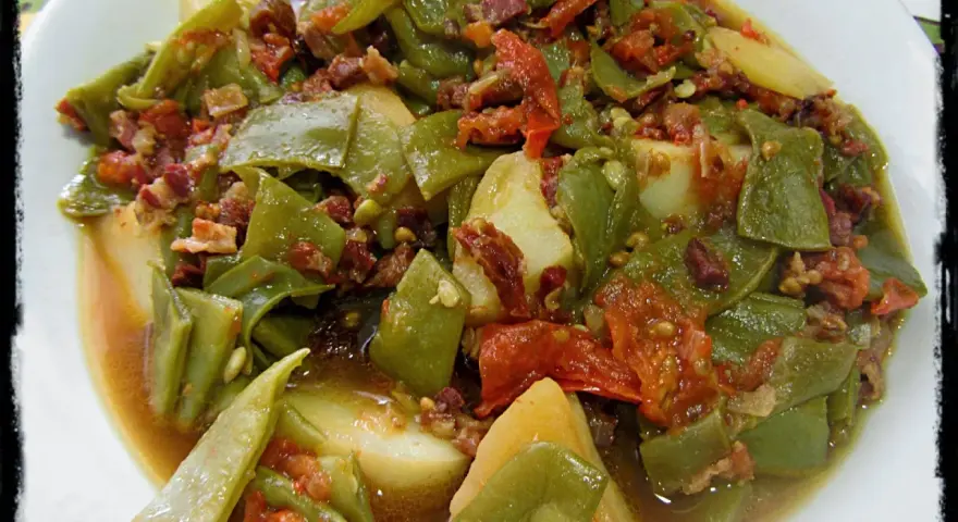 Judías verdes tiernas con patatas y trocitos de jamón, cocinadas en olla express. Un plato casero y delicioso.