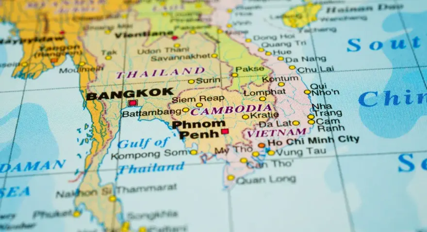 Mapa Azji z zaznaczonymi Tajlandią, Kambodżą i Wietnamem. Widoczne stolice: Bangkok, Phnom Penh.