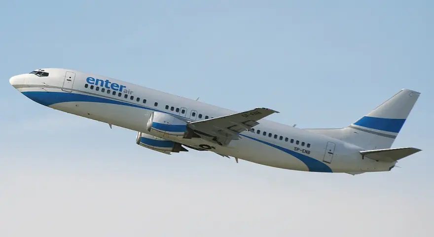 Enter Air Boeing 737 wznosi się na błękitne niebo. Ile miejsc w tym modelu?