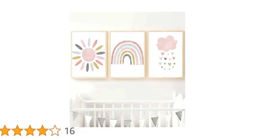 Tres lienzos infantiles con un sol, un arcoíris y una nube con corazones.