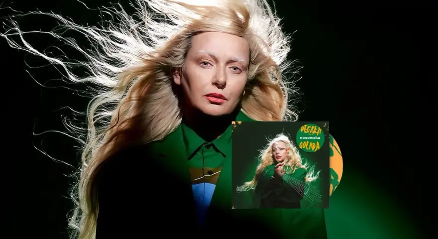Nosowska w zieleni, z rozwianym blond runem, jakby uciekała przed wiatrem. W rogu okładka płyty "Degrenada".