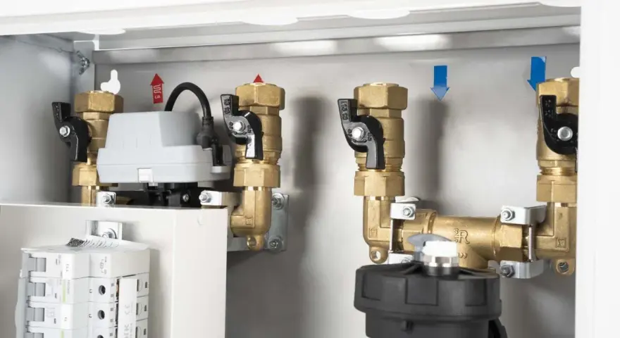 Złożony moduł hydrauliczny do pompy ciepła z zaworami, licznikiem i filtrem.