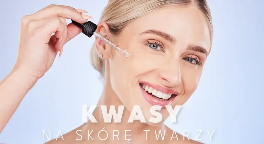 Kobieta aplikuje kroplę serum z kwasami na twarz u kosmetyczki. Zabieg poprawia kondycję skóry.