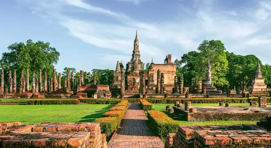 Ruiny świątyń w historycznym parku Sukhothai, Tajlandia. To miejsce, które mogłoby być jednym z 7 cudów świata UNESCO, zachwyca swoją architekturą.