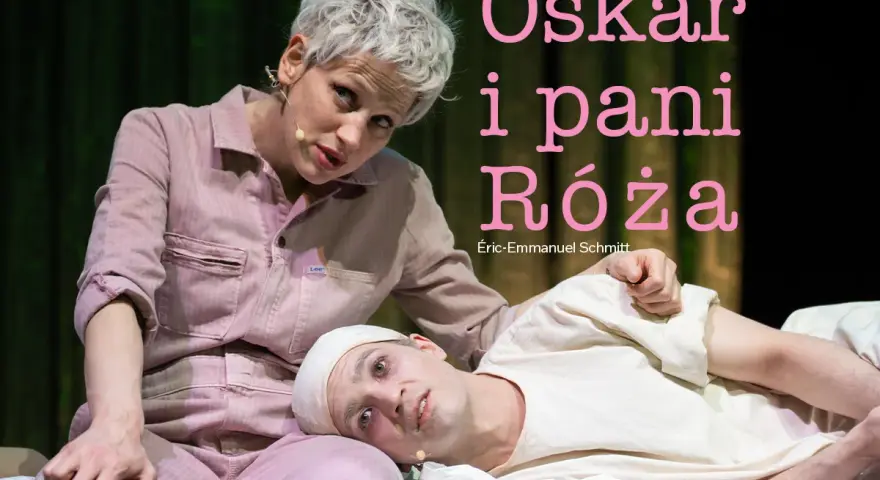 Oskar i pani Róża 2009. Kobieta w różowym dresie pochyla się nad leżącym mężczyzną w białej opasce na głowie.