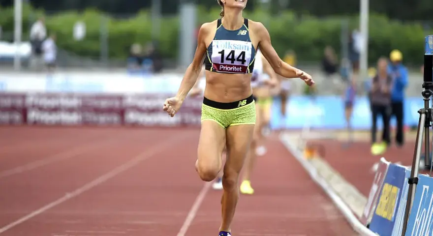 En löpare med nummer 144, kanske Lovisa Lindh, kämpar på friidrottsbanan.