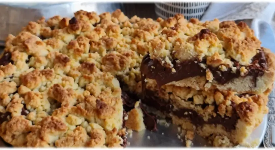 Sbriciolata alla Nutella golosa, con strati di crema al cioccolato e croccante frolla sbriciolata. Un dolce irresistibile per ogni occasione.