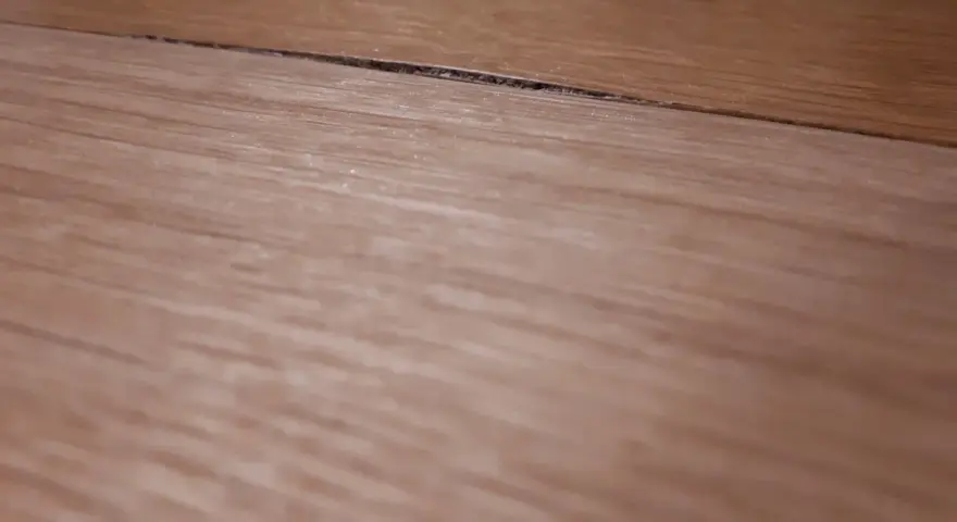 Szczelina na drewnianym blacie kuchennym. Dowiedz się, jak naprawić spuchnięty blat kuchenny, aby przywrócić mu dawny wygląd.