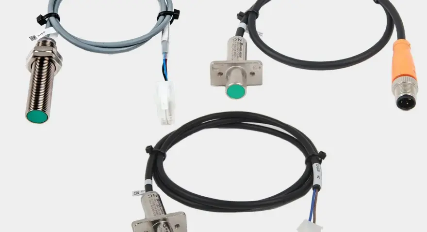 Tres sensores de proximidad con cables y conectores, parte de un esquema detector de presencia.