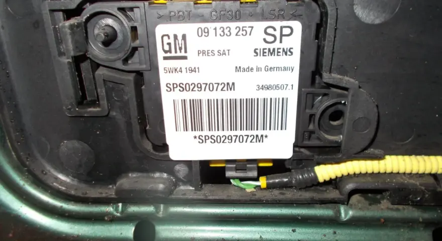 Widoczny czujnik uderzeniowy GM Siemens, zamontowany w samochodzie.