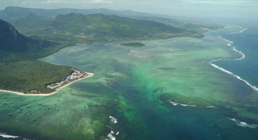 Iluzja podwodnych wodospadów na Mauritiusie, gdzie piasek i muł spływają do głębin, tworząc niezwykły widok.
