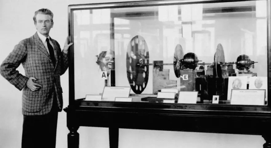 John Logie Baird prezentuje swój wynalazek – pierwszy telewizor na świecie. W gablocie widać dyski Nipkow i silniki.