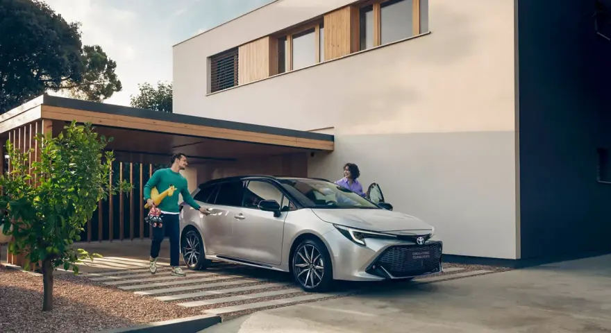 Para wsiada do srebrnej corolla hybrid, gotowa na rodzinną wycieczkę.